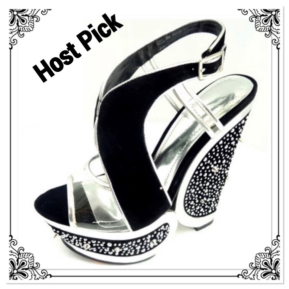 Shoes - HP 🎉 WEDGE SPIKE SHOES